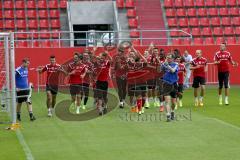 1. Bundesliga - FC Ingolstadt 04 - Trainingsauftakt im Audi Sportpark - Die Mannschaft beim warmlaufen - Foto: Jürgen Meyer