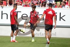 1. Bundesliga - Fußball - FC Ingolstadt 04 - Saisoneröffnung - Auftakttraining - links Elias Kachunga (25, FCI) Romain Brégerie (18, FCI) Benjamin Hübner (5, FCI)