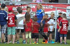 1. Bundesliga - Fußball - FC Ingolstadt 04 - Saisoneröffnung - Auftakttraining - Einlauf Teamkoordinatorin Barbara Briegl
