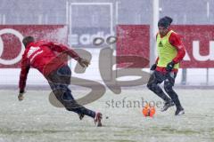 1. Bundesliga - Fußball - FC Ingolstadt 04 - Training - Neuzugang Darío Lezcano (37, FCI) - Trainingsspiel Darío Lezcano (37, FCI) rechts überwindet Torwart Örjan Haskjard Nyland (26, FCI) links