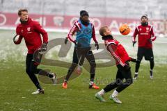 1. Bundesliga - Fußball - FC Ingolstadt 04 - Trainingsauftakt nach Winterpause - am Ball Stefan Wannenwetsch (22, FCI) links Torwart Örjan Haskjard Nyland (26, FCI) mitte Roger de Oliveira Bernardo (8, FCI)