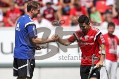 1. Bundesliga - Fußball - FC Ingolstadt 04 - Saisoneröffnung - Auftakttraining - Einlauf Danilo Soares Teodoro (15, FCI) mit Krücken, verletzt und Cheftrainer Ralph Hasenhüttl (FCI)