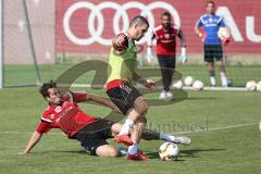 1. Bundesliga - Fußball - FC Ingolstadt 04 - Training - Neuzugang - Markus Suttner (29, FCI)  nimmt Pascal Groß (10, FCI) den ball ab