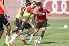 1. Bundesliga - Fußball - FC Ingolstadt 04 - Training - Neuzugang - Pascal Groß (10, FCI) und Markus Suttner (29, FCI)