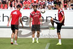 1. Bundesliga - Fußball - FC Ingolstadt 04 - Saisoneröffnung - Auftakttraining - links Elias Kachunga (25, FCI) Romain Brégerie (18, FCI) Benjamin Hübner (5, FCI)