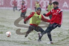 1. Bundesliga - Fußball - FC Ingolstadt 04 - Training - Neuzugang Darío Lezcano (37, FCI) - Trainingsspiel links Darío Lezcano (37, FCI) und rechts Romain Brégerie (18, FCI)
