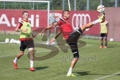 1. Bundesliga - Fußball - FC Ingolstadt 04 - Training - Neuzugang - Pascal Groß (10, FCI) und Tomas Pekhart (11, FCI) am Ball