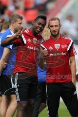 1. Bundesliga - Fußball - FC Ingolstadt 04 - Saisoneröffnung - Auftakttraining - Einlauf Roger de Oliveira Bernardo (8, FCI) und Moritz Hartmann (9, FCI)