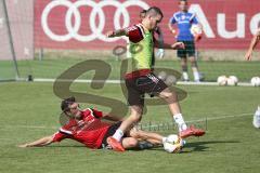 1. Bundesliga - Fußball - FC Ingolstadt 04 - Training - Neuzugang - Markus Suttner (29, FCI)  nimmt Pascal Groß (10, FCI) den ball ab