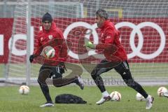 1. Bundesliga - Fußball - FC Ingolstadt 04 - Training - Neuzugang Darío Lezcano (37, FCI) - Darío Lezcano (37, FCI) Torwart Ramazan Özcan (1, FCI)