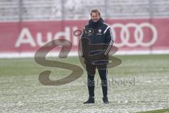 1. Bundesliga - Fußball - FC Ingolstadt 04 - Trainingsauftakt nach Winterpause - gut gelaunt Cheftrainer Ralph Hasenhüttl (FCI)