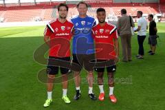 1. Bundesliga - FC Ingolstadt 04 - Trainingsauftakt im Audi Sportpark - Romain Brègerie (FC Ingolstadt 04) links - Ralph Hasenhüttl (Trainer FC Ingolstadt 04) - Elias Kachunga ( FC Ingolstadt 04) - Foto: Jürgen Meyer