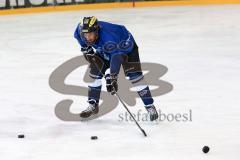 1. Bundesliga - Fußball - FC Ingolstadt 04 - Training beim ERC Ingolstadt - Puck Schläger Moritz Hartmann (9, FCI), Eishockeytraining