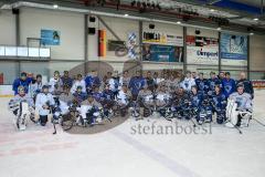 1. Bundesliga - Fußball - FC Ingolstadt 04 - Training beim ERC Ingolstadt - Gruppenfoto nach dem Eishockeytraining ERC und FC Ingolstadt