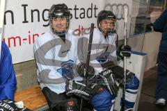 1. Bundesliga - Fußball - FC Ingolstadt 04 - Training beim ERC Ingolstadt - Warten auf der Strafbank Pascal Groß (10, FCI) Thomas Pledl (30, FCI), Eishockeytraining