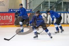 1. Bundesliga - Fußball - FC Ingolstadt 04 - Training beim ERC Ingolstadt - mitte Stefan Lex (14, FCI) am Puck, Eishockeytraining