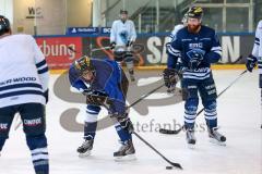 1. Bundesliga - Fußball - FC Ingolstadt 04 - Training beim ERC Ingolstadt - mitte Moritz Hartmann (9, FCI) am Puck, rechts hinter ihm Thomas Pielmeier (ERC 50) und links Brian Salcido (ERC 22), Eishockeytraining