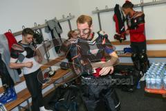 1. Bundesliga - Fußball - FC Ingolstadt 04 - Training beim ERC Ingolstadt - Moritz Hartmann (9, FCI) links Maurice Multhaup (31, FCI) rechts Elias Kachunga (25, FCI) , Eishockeytraining