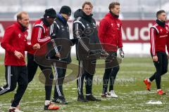 1. Bundesliga - Fußball - FC Ingolstadt 04 - Trainingsauftakt nach Winterpause - Co-Trainer Michael Henke (FCI) und Cheftrainer Ralph Hasenhüttl (FCI) inmitten der Spieler