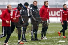 1. Bundesliga - Fußball - FC Ingolstadt 04 - Trainingsauftakt nach Winterpause - Co-Trainer Michael Henke (FCI) und Cheftrainer Ralph Hasenhüttl (FCI) inmitten der Spieler