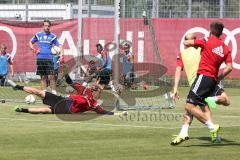 1. Bundesliga - Fußball - FC Ingolstadt 04 - Training - Saison 2015/2016 - Neuzugang Torwart Örjan Haskjard Nyland - Tobias Levels (28, FCI) schiesst auf das Tor, Torwart Örjan Haskjard Nyland (FCI) kann parieren