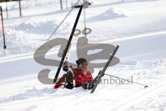 1. Bundesliga - Fußball - FC Ingolstadt 04 - Winterpause Training - Langlauf in Seefeld - Anfänger Danilo Soares Teodoro (15, FCI) Bergabfahrt, danach Sturz