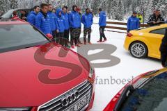 1. Bundesliga - Fußball - FC Ingolstadt 04 - Winterpause - Besuch bei Audi driving experience in Seefeld/Österreich -  die Mannschaft hören dem Fahrtrainer zu