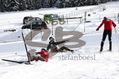 1. Bundesliga - Fußball - FC Ingolstadt 04 - Winterpause Training - Langlauf in Seefeld - Danilo Soares Teodoro (15, FCI) und Elias Kachunga (25, FCI) stürzen im Schnee