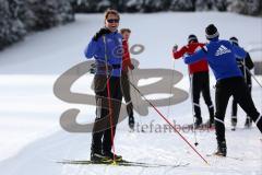 1. Bundesliga - Fußball - FC Ingolstadt 04 - Winterpause Training - Langlauf in Seefeld - Viel Spaß dabei links Cheftrainer Ralph Hasenhüttl (FCI)