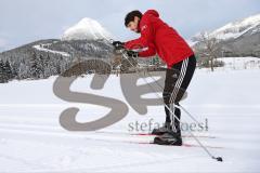 1. Bundesliga - Fußball - FC Ingolstadt 04 - Winterpause Training - Langlauf in Seefeld - erste Versuche der Franzose Romain Brégerie (18, FCI)