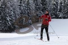 1. Bundesliga - Fußball - FC Ingolstadt 04 - Winterpause Training - Langlauf in Seefeld - gut auf den Skiern Alfredo Morales (6, FCI)