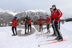 1. Bundesliga - Fußball - FC Ingolstadt 04 - Winterpause Training - Langlauf in Seefeld - Skilehrer erklärt, rechts Lukas Hinterseer (16, FCI) und Alfredo Morales (6, FCI)