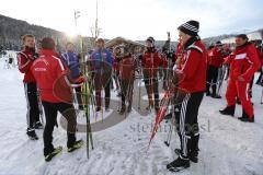 1. Bundesliga - Fußball - FC Ingolstadt 04 - Winterpause Training - Langlauf in Seefeld - Einweisung durch Skilehrer - mittig Cheftrainer Ralph Hasenhüttl (FCI)