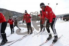 1. Bundesliga - Fußball - FC Ingolstadt 04 - Winterpause Training - Langlauf in Seefeld - erste Übungen rechts Roger de Oliveira Bernardo (8, FCI) mitte Moritz Hartmann (9, FCI)