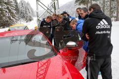 1. Bundesliga - Fußball - FC Ingolstadt 04 - Winterpause - Besuch bei Audi driving experience in Seefeld/Österreich -  Team um Cheftrainer Ralph Hasenhüttl (FCI) wird das Auto erklärt