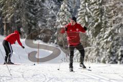 1. Bundesliga - Fußball - FC Ingolstadt 04 - Winterpause Training - Langlauf in Seefeld - erste Versuche rechts Danilo Soares Teodoro (15, FCI)