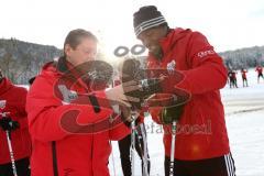 1. Bundesliga - Fußball - FC Ingolstadt 04 - Winterpause Training - Langlauf in Seefeld - Roger de Oliveira Bernardo (8, FCI) bekommt Einweisung durch Skilehrer