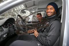 1. Bundesliga - Fußball - FC Ingolstadt 04 - Winterpause - Besuch bei Audi driving experience in Seefeld/Österreich -  Marvin Matip (34, FCI) und hinten Moritz Hartmann (9, FCI) im Audi A8