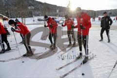 1. Bundesliga - Fußball - FC Ingolstadt 04 - Winterpause Training - Langlauf in Seefeld - erste Übungen rechts Roger de Oliveira Bernardo (8, FCI) mitte Moritz Hartmann (9, FCI) rechts hinten Co-Trainer Michael Henke (FCI)