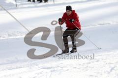 1. Bundesliga - Fußball - FC Ingolstadt 04 - Winterpause Training - Langlauf in Seefeld - Anfänger Danilo Soares Teodoro (15, FCI) Bergabfahrt, danach Sturz