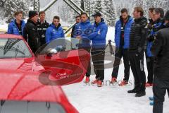1. Bundesliga - Fußball - FC Ingolstadt 04 - Winterpause - Besuch bei Audi driving experience in Seefeld/Österreich -  Team um Cheftrainer Ralph Hasenhüttl (FCI) wird das Auto erklärt