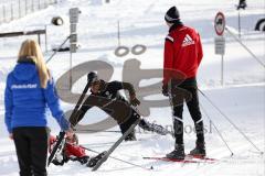 1. Bundesliga - Fußball - FC Ingolstadt 04 - Winterpause Training - Langlauf in Seefeld - Anfänger Elias Kachunga (25, FCI) Bergabfahrt, danach Sturz