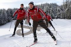 1. Bundesliga - Fußball - FC Ingolstadt 04 - Winterpause Training - Langlauf in Seefeld - gut auf den Skiern, Tomas Pekhart (11, FCI) hinten Thomas Pledl (30, FCI) und rechts Stefan Wannenwetsch (22, FCI)