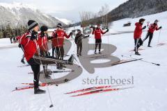 1. Bundesliga - Fußball - FC Ingolstadt 04 - Winterpause Training - Langlauf in Seefeld - Warmup - links Alfredo Morales (6, FCI)