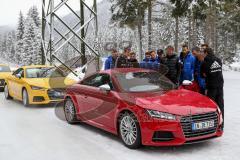 1. Bundesliga - Fußball - FC Ingolstadt 04 - Winterpause - Besuch bei Audi driving experience in Seefeld/Österreich -  Team um Cheftrainer Ralph Hasenhüttl (FCI) wird das Auto erklärt