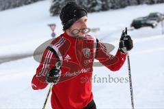 1. Bundesliga - Fußball - FC Ingolstadt 04 - Winterpause Training - Langlauf in Seefeld - Sturz in den Schnee Mathew Leckie (7, FCI)