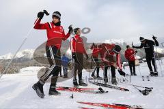 1. Bundesliga - Fußball - FC Ingolstadt 04 - Winterpause Training - Langlauf in Seefeld - Warmup - links Alfredo Morales (6, FCI) Mathew Leckie (7, FCI)