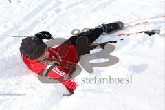 1. Bundesliga - Fußball - FC Ingolstadt 04 - Winterpause Training - Langlauf in Seefeld - Mathew Leckie (7, FCI) stürzt in den Schnee nach Bergabfahrt