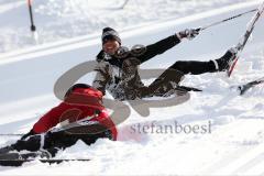 1. Bundesliga - Fußball - FC Ingolstadt 04 - Winterpause Training - Langlauf in Seefeld - Danilo Soares Teodoro (15, FCI) und Elias Kachunga (25, FCI) stürzen im Schnee