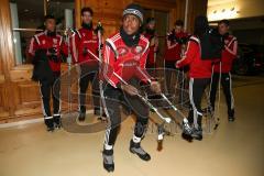 1. Bundesliga - Fußball - FC Ingolstadt 04 - Winterpause Training - Langlauf in Seefeld - Einkleidung Langlauschuhe - vorne Roger de Oliveira Bernardo (8, FCI)